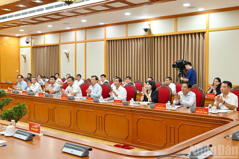 Les membres du Permanence du Comité du Parti de la ville de Hue, lors de la séance de travail. Photo : NDEL