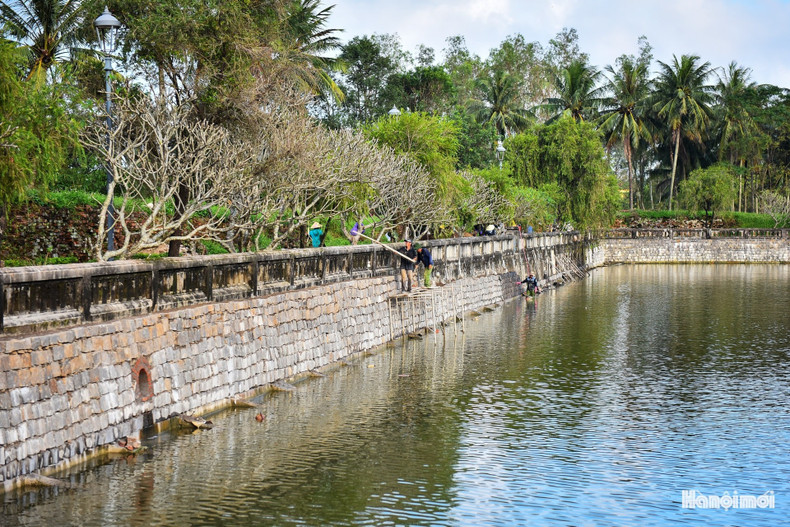 Les murs de soutènement en pierre, essentiels pour prévenir l’érosion, sont renforcés afin d’assurer la stabilité de l’ensemble du site. Photo : hanoimoi.vn