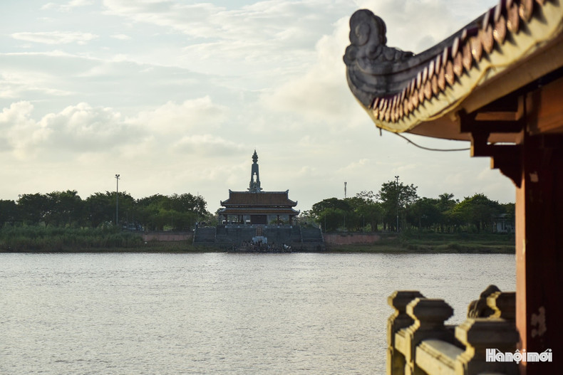 Le monument du quai nord, symétrique au site du lâcher de fleurs, est intégré au périmètre élargi de conservation, dessinant un axe spirituel unifiant les deux rives du fleuve. Photo : hanoimoi.vn