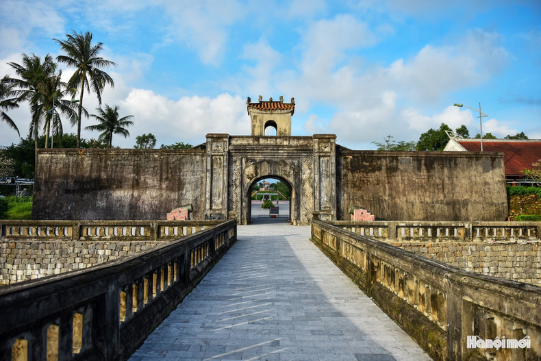 Située sur les rives de la rivière Thach Han, la citadelle de Quang Tri est connue pour avoir été le théâtre de bombardements acharnés pendant la guerre américaine au Vietnam. Le site est devenu le tombeau de dizaines de milliers de Vietnamiens sacrifiés pour la paix et la liberté. Ce vestige chargé d’histoire est aujourd’hui un lieu incontournable à Quang Tri (Centre). Photo : hanoimoi.vn