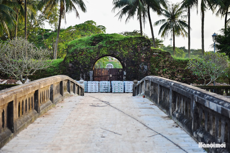 . Les portes endommagées sont soigneusement entourées de bâches et de clôtures protectrices ; les briques anciennes sont reproduites à l’identique pour les travaux de reconstruction. Photo : hanoimoi.vn