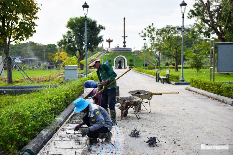 Les ouvriers s’affairent à réparer les chemins, les talus et les berges du fossé entourant la citadelle. Photo : hanoimoi.vn