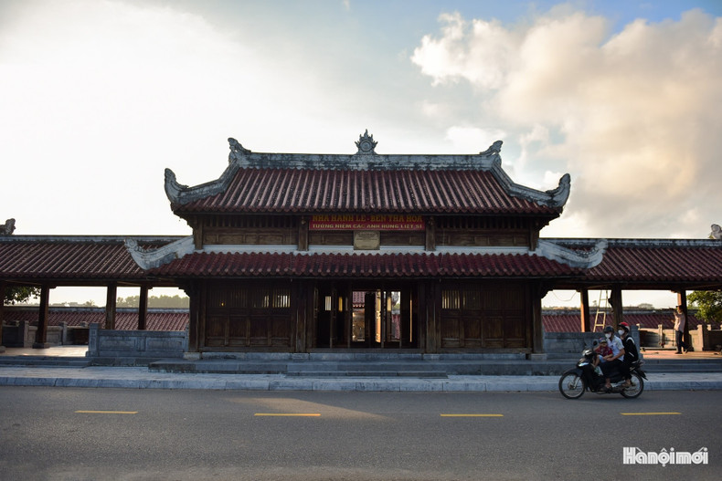 Sur les rives du fleuve Thạch Hãn, l’esplanade des cérémonies est réaménagée pour mieux accueillir les commémorations et relier la citadelle aux mémoriaux des deux berges. Photo : hanoimoi.vn