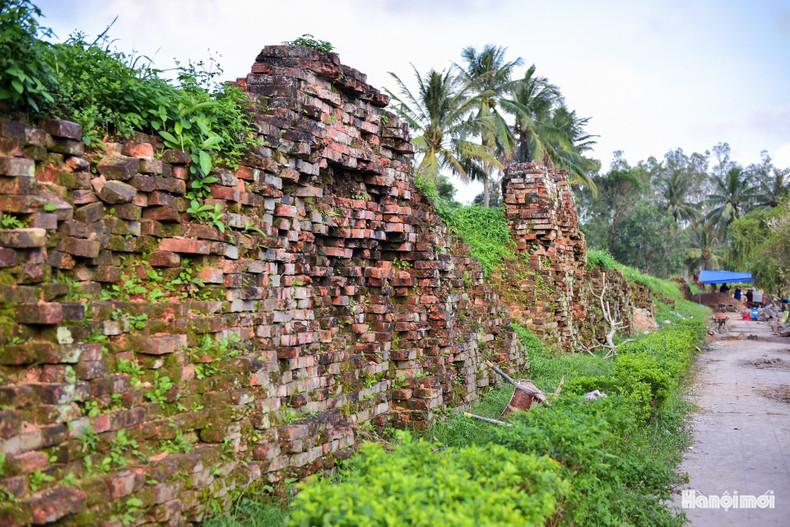Plus d’un demi-siècle après les combats, de nombreuses sections des remparts, fissurées ou effritées, font l’objet d’un diagnostic structurel minutieux avant restauration, afin de ne pas altérer la valeur originelle du monument. Photo : hanoimoi.vn