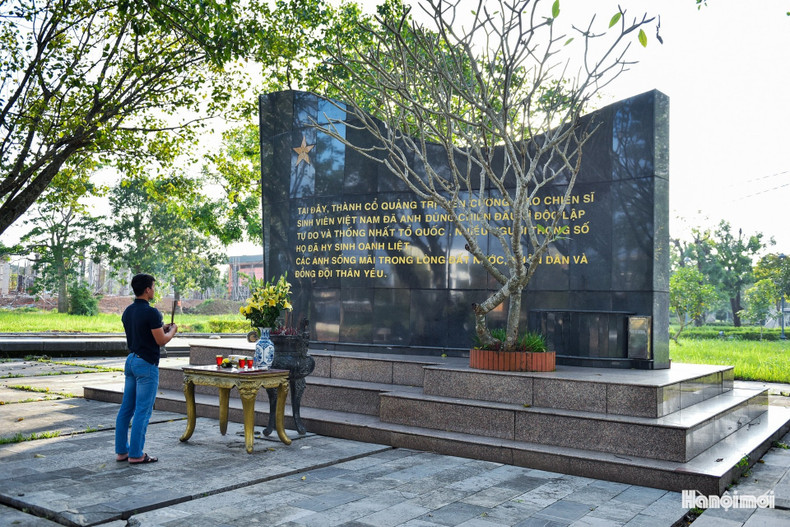 Le Monument aux héros et martyrs, au centre du site, restera inchangé pendant toute la durée des travaux. Toutes les opérations de rénovation et d’aménagement ont été rigoureusement planifiées pour éviter toute atteinte à ce lieu sacré. Photo : hanoimoi.vn