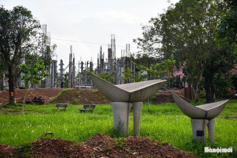 L’ancien musée de la citadelle, jugé obsolète, est actuellement démantelé. Il sera remplacé par un musée moderne, véritable centre de conservation et de recherche, où seront rassemblés documents, images et objets liés à la bataille de 1972. Ce nouveau bâtiment constituera un point central du parcours mémoriel, reliant la mémoire des combats à la volonté de transmission aux générations futures. Photo : hanoimoi.vn
