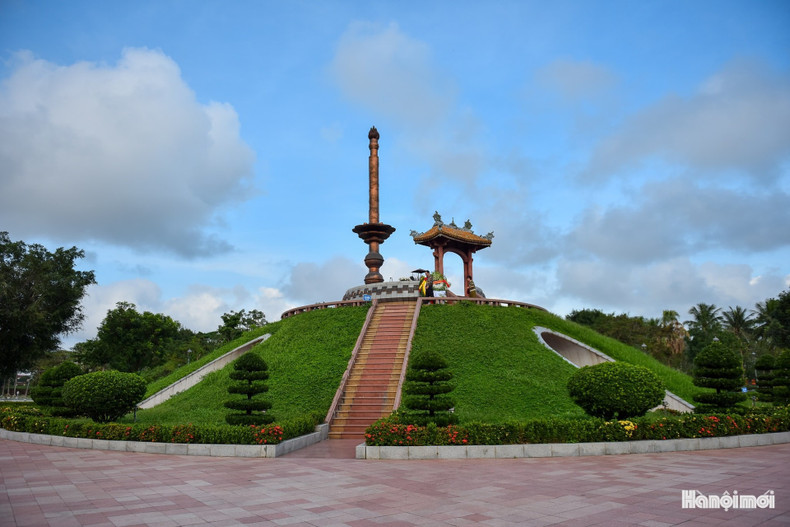 Au cœur de la citadelle se trouve le monument commémoratif, un lieu où les habitants des quatre coins du pays peuvent offrir de l’encens et des fleurs en souvenir des héros et des martyrs qui ont donné leur vie et demeurent à jamais sur cette terre. Le monument a été construit en forme de fosse commune, selon le concept philosophique du yin et du yang. Sa base, de forme octogonale, symbolise les huit trigrammes, et ses 81 marches menant au sommet symbolisent les 81 jours et nuits de la bataille. Au-dessus du monument se trouve un toit communautaire vietnamien stylisé, orné d’une lampe rouge, symbole du destin, un pont entre ciel et terre pour guider les âmes des héros et des martyrs vers l’éternité. Photo : hanoimoi.vn