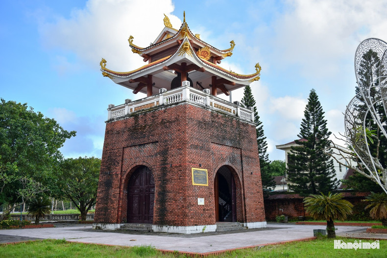 Pendant toute la durée des travaux, les monuments commémoratifs – notamment la tour du beffroi à l’ouest, lieu des cérémonies du souvenir – restent accessibles. Les rénovations y sont conduites avec la plus grande précaution pour préserver la solennité des rituels. Photo : hanoimoi.vn