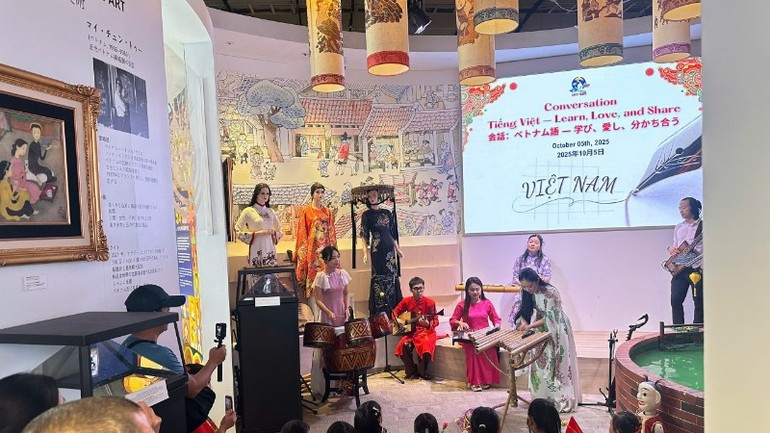 Un numéro artistique imprégné de l’identité culturelle vietnamienne. Photo : NDEL Un numéro artistique imprégné de l’identité culturelle vietnamienne. Photo : NDEL