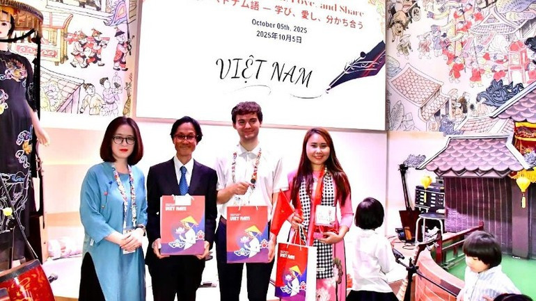 Le programme permet aux invités étrangers de découvrir l’identité culturelle vietnamienne à travers une série d’activités originales. Photo : NDEL Le programme permet aux invités étrangers de découvrir l’identité culturelle vietnamienne à travers une série d’activités originales. Photo : NDEL