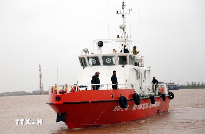 Un navire a été mobilisé pour rechercher les victimes disparues de deux bateaux de pêche coulés. Photo : VNA Un navire a été mobilisé pour rechercher les victimes disparues de deux bateaux de pêche coulés. Photo : VNA
