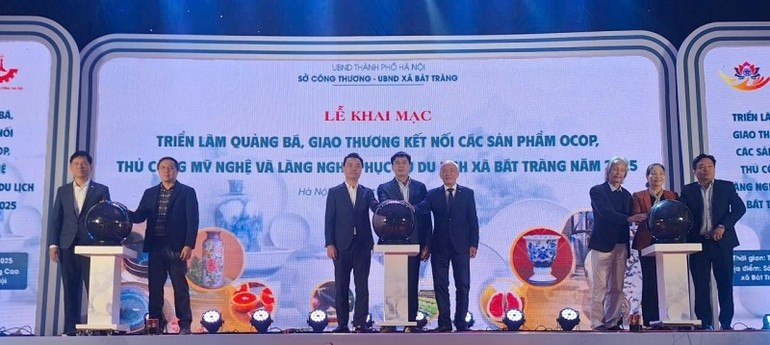 Lors de la cérémonie d'inauguration du programme de mise en relation et de promotion commerciale pour les produits OCOP et l’artisanat au service du tourisme dans la commune de Bat Trang, le 18 décembre. Photo : NDEL