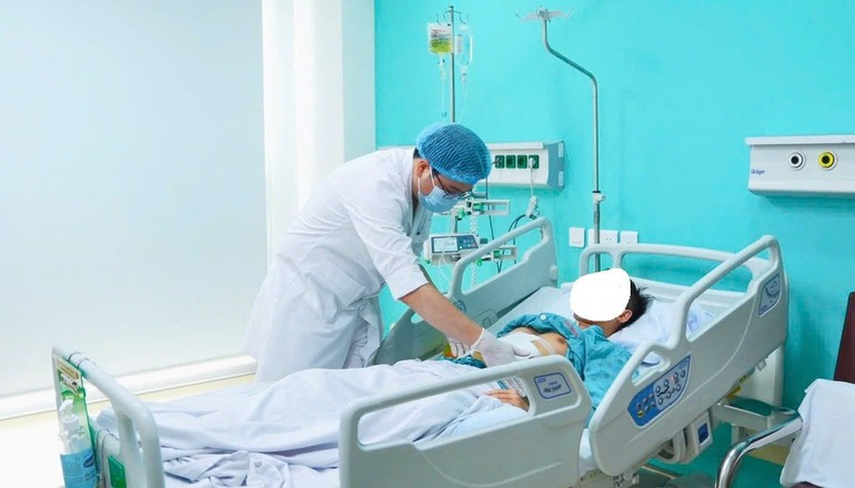 Après l’opération, l’état de santé du donneur comme du receveur est satisfaisant. Le patient greffé se nourrit, se déplace normalement, et la cicatrice est sèche. Photo : Hôpital central militaire 108 Après l’opération, l’état de santé du donneur comme du receveur est satisfaisant. Le patient greffé se nourrit, se déplace normalement, et la cicatrice est sèche. Photo : Hôpital central militaire 108