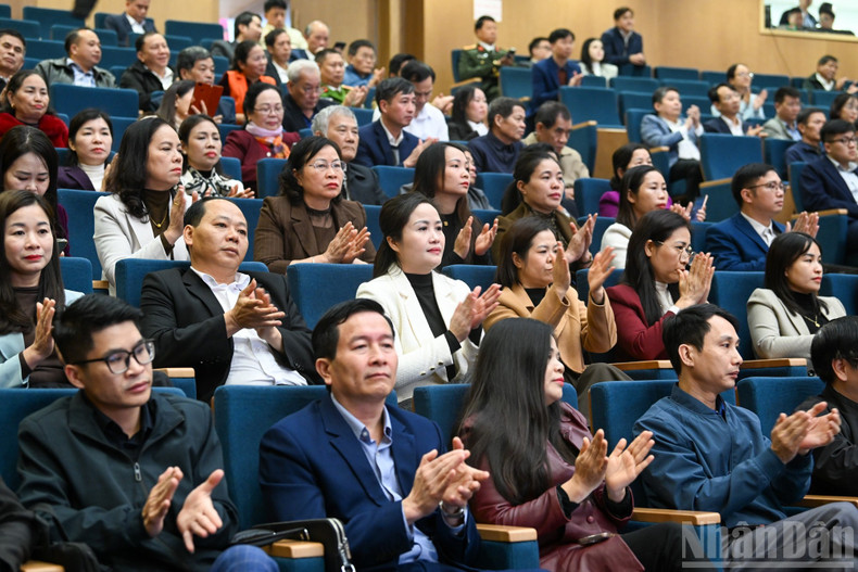 La rencontre attire l'attention de nombreux électreurs de la province de Lao Cai. Photo : Duy Linh/NDEL