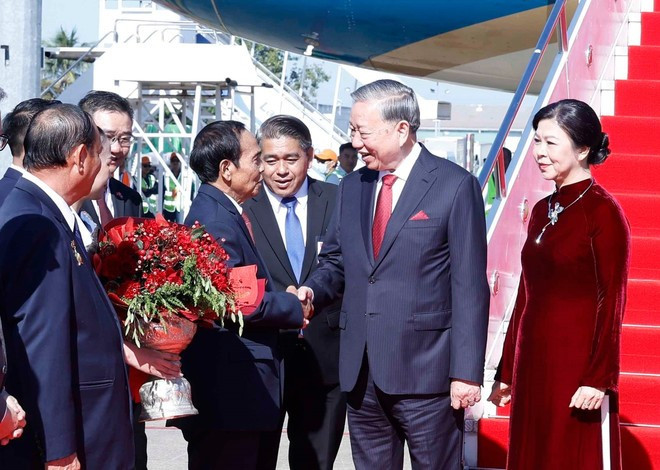 Le secrétaire général du Parti communiste du Vietnam (PCV), Tô Lâm, et son épouse Ngô Phuong Ly à l’aéroport international de Wattay. Photo: VNA