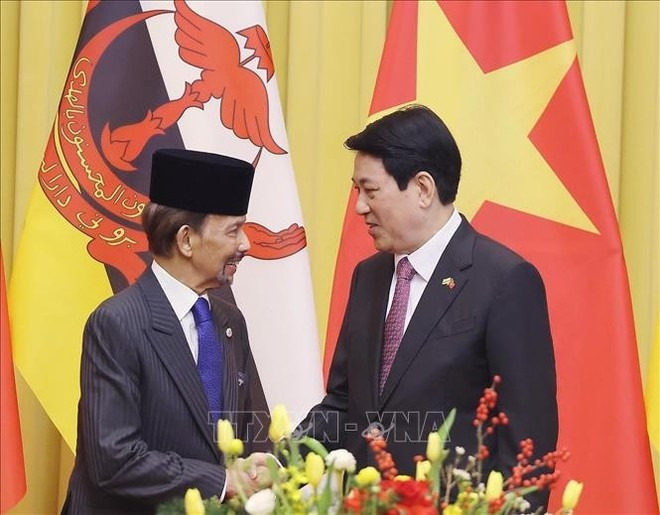 Le président de la République socialiste du Vietnam, Luong Cuong, et le sultan de Brunei Darussalam, Haji Hassanal Bolkiah. Photo: VNA