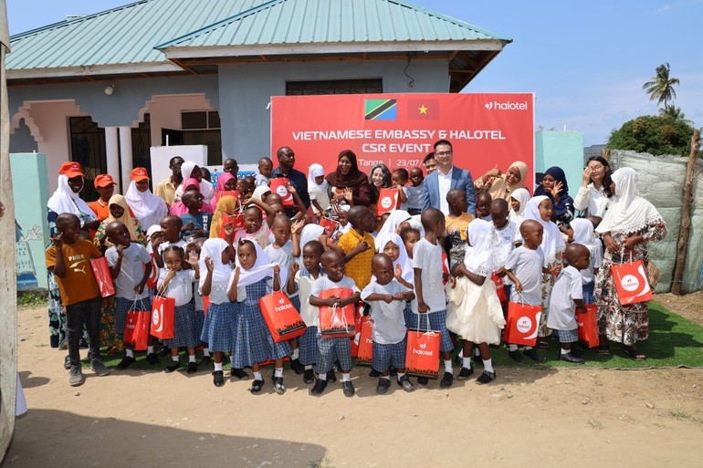 Remise des dons au Centre d’accueil pour orphelins « Goodwill and Humanity House of Orphanage ». Photo : Ambassade du Vietnam en Tanzanie. Remise des dons au Centre d’accueil pour orphelins « Goodwill and Humanity House of Orphanage ». Photo : Ambassade du Vietnam en Tanzanie.