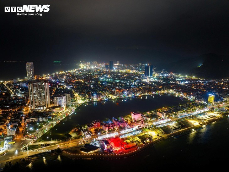 De plus en plus, la ville s’impose comme une destination balnéaire prisée, attirant les visiteurs du Vietnam et d’ailleurs. De plus en plus, la ville s’impose comme une destination balnéaire prisée, attirant les visiteurs du Vietnam et d’ailleurs.