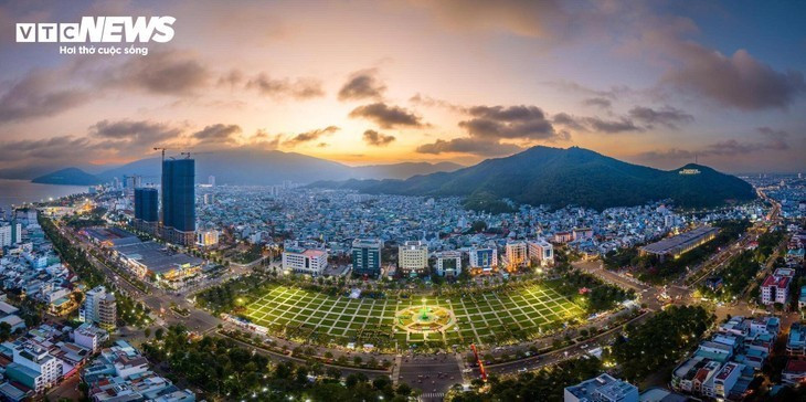 Le soleil répand ses derniers rayons dorés derrière les montagnes à l’ouest de Quy Nhon, désormais rattachée à la province de Gia Lai, teintant le ciel d’un éclat de fin de jour. Le soleil répand ses derniers rayons dorés derrière les montagnes à l’ouest de Quy Nhon, désormais rattachée à la province de Gia Lai, teintant le ciel d’un éclat de fin de jour.