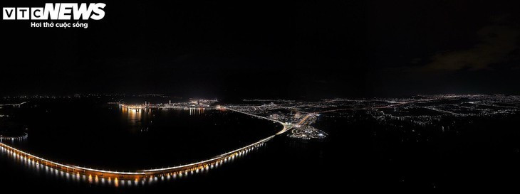 De jour comme de nuit, Quy Nhon, avec la mer d’un côté et les montagnes ondoyantes de l’autre, continue de fasciner et d’éveiller l’envie de découverte. De jour comme de nuit, Quy Nhon, avec la mer d’un côté et les montagnes ondoyantes de l’autre, continue de fasciner et d’éveiller l’envie de découverte.