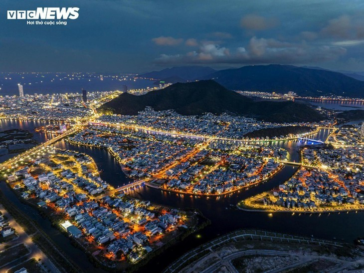Les lignes lumineuses révèlent l’harmonie architecturale et l’urbanisme maîtrisé de Quy Nhon. Les lignes lumineuses révèlent l’harmonie architecturale et l’urbanisme maîtrisé de Quy Nhon.
