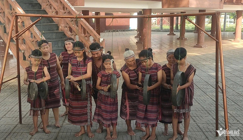 Outre les fêtes traditionnelles, la maison de la culture ethnique de Bau Chinh est également un lieu d’organisation régulière des cours de formation à la pratique des gongs, des instruments traditionnels, ou encore des danses folkloriques pour les jeunes. Photo : vietnamnet.vn Outre les fêtes traditionnelles, la maison de la culture ethnique de Bau Chinh est également un lieu d’organisation régulière des cours de formation à la pratique des gongs, des instruments traditionnels, ou encore des danses folkloriques pour les jeunes. Photo : vietnamnet.vn