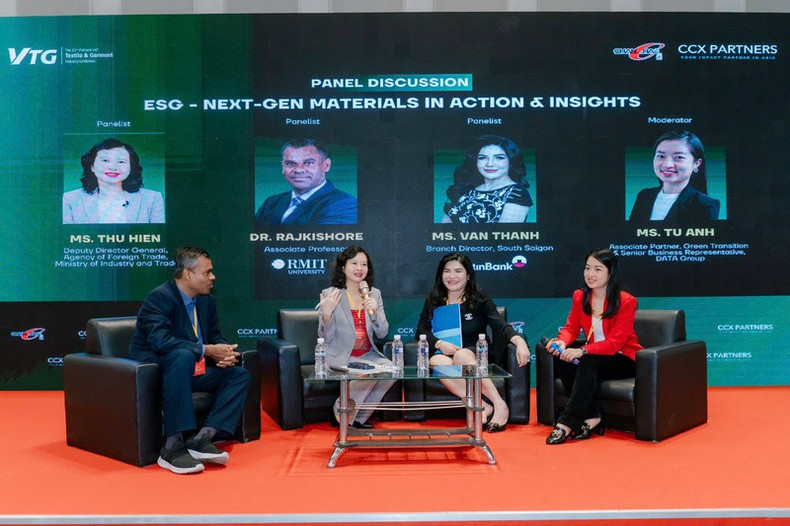 Lors du forum intitulé « Orienter les flux de capitaux pour promouvoir la transition verte dans l’industrie vietnamienne du textile-habillement », récemment organisé par Chan Chao International et CCX Partners. Photo : congthuong.vn Lors du forum intitulé « Orienter les flux de capitaux pour promouvoir la transition verte dans l’industrie vietnamienne du textile-habillement », récemment organisé par Chan Chao International et CCX Partners. Photo : congthuong.vn