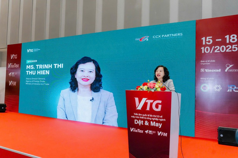 Trinh Thi Thu Hien, directrice adjointe du Département des exportations et importations (ministère vietnamien de l’Industrie et du Commerce), prend la parole lors du forum. Photo : congthuong.vn Trinh Thi Thu Hien, directrice adjointe du Département des exportations et importations (ministère vietnamien de l’Industrie et du Commerce), prend la parole lors du forum. Photo : congthuong.vn
