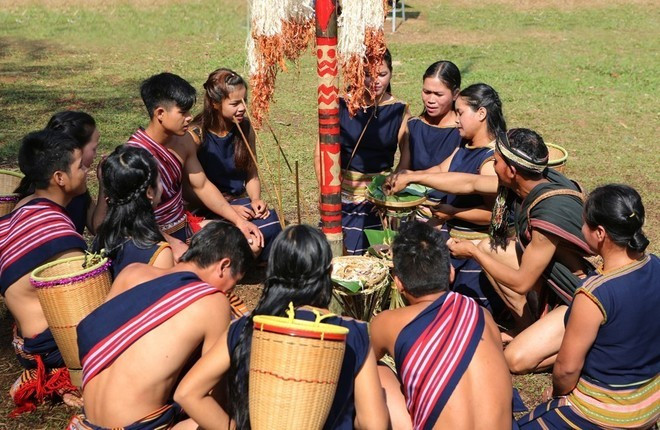 Le programme a pour but de faire découvrir aux enfants l’identité culturelle de différents groupes ethniques du Vietnam, notamment à travers leurs costumes, lers arts, leurs festivals et leur cuisine. Le programme a pour but de faire découvrir aux enfants l’identité culturelle de différents groupes ethniques du Vietnam, notamment à travers leurs costumes, lers arts, leurs festivals et leur cuisine.