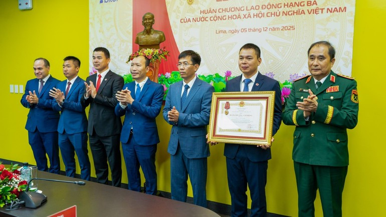 Au nom du président de la République, le général de corps d’armée Phung Si Tan, chef d'état-major général adjoint de l'Armée populaire vietnamienne, remet l’Ordre du Travail de troisième classe à Bitel pour honorer ses contributions importantes sur le marché péruvien.
