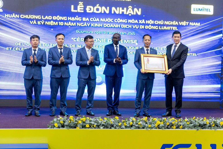 Cérémonie de remise de l’Ordre du Travail de troisième classe à la société Lumitel.