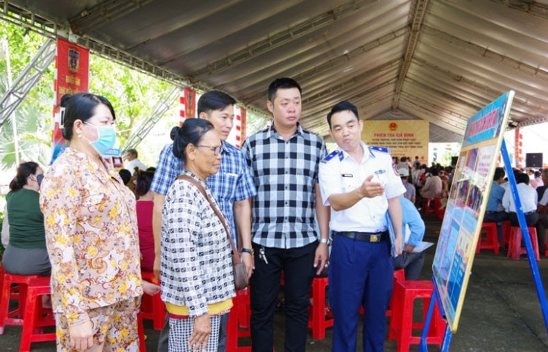 Le commandement de la Région 4 de la Garde côtière du Vietnam intensifie la sensibilisation de la population à la prévention et à la lutte contre la pêche INN. Photo : QDND Le commandement de la Région 4 de la Garde côtière du Vietnam intensifie la sensibilisation de la population à la prévention et à la lutte contre la pêche INN. Photo : QDND