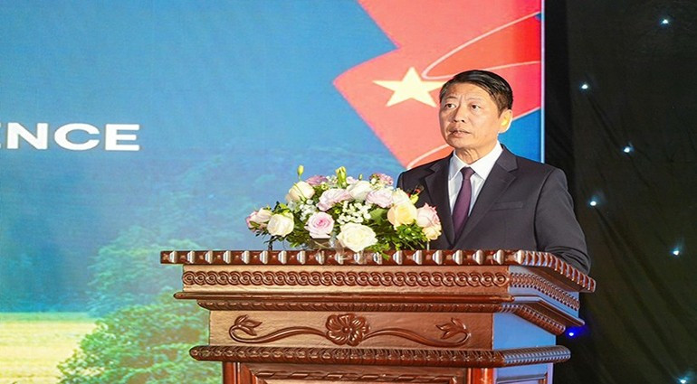 Le vice-président permanent du Comité populaire provincial de Ninh Binh, Tran Song Tung, prend la parole lors de la conférence. Photo : NDEL