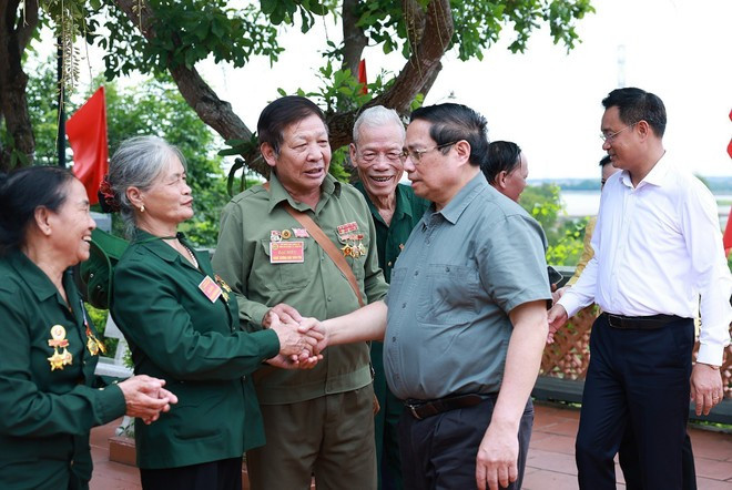 Le Premier ministre Pham Minh Chinh rencontre des anciens combattants de Quang Tri. Photo : VNA. Le Premier ministre Pham Minh Chinh rencontre des anciens combattants de Quang Tri. Photo : VNA.