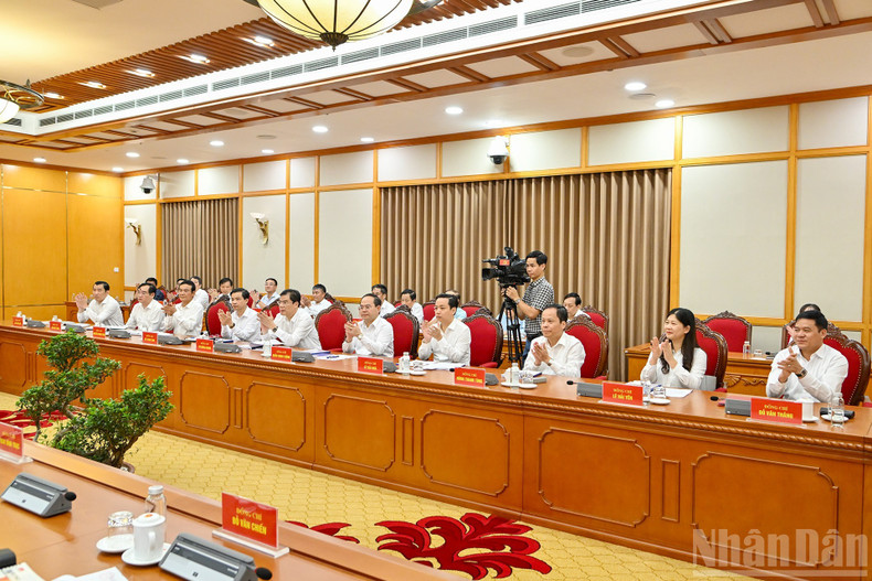 Les membres du Permanence du Comité du Parti de la province de Cao Bang (au Nord), lors de la séance de travail. Photo : NDEL