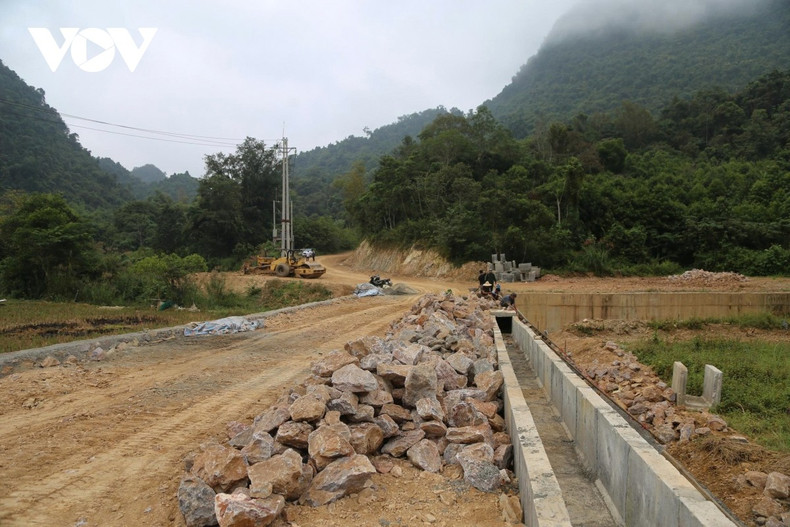 Dans les années à venir, Cao Bang poursuivra une planification intégrée et durable pour la période 2025 – 2030, en mobilisant les ressources publiques, les entreprises et les habitants pour étendre le réseau routier jusqu’aux hameaux les plus reculés. Photo : VOV