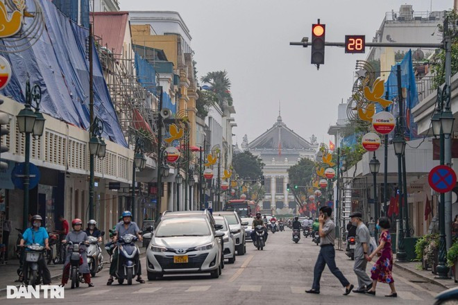 Dans la rue Tràng Tiên, en plein centre-ville. Photo: Dân tri