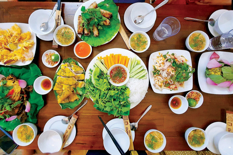 Le Vietnam s’affirme comme un paradis des gourmets, conquérant les papilles gustatives les plus exigeantes avec ses spécialités culinaires uniques. Le Vietnam s’affirme comme un paradis des gourmets, conquérant les papilles gustatives les plus exigeantes avec ses spécialités culinaires uniques.