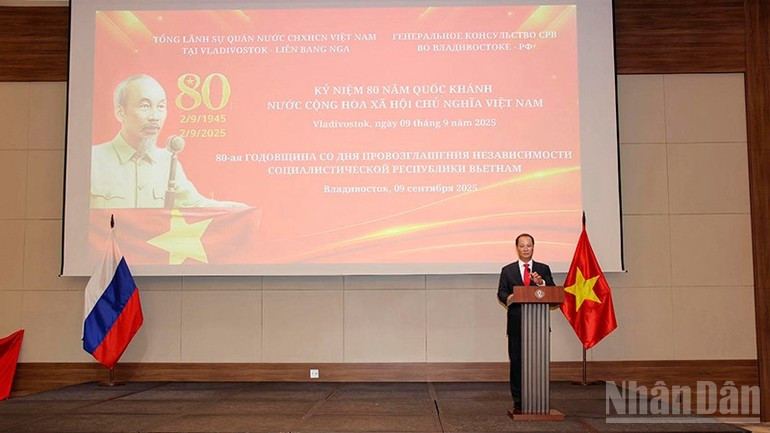Le consul général du Vietnam à Vladivostok, Nguyen Viet Kien, se félicite du développement vigoureux des relations entre le Vietnam et la Russie ces 75 dernières années sur la base d’une confiance politique profonde, du respect et de la compréhension mutuels. Photo : Xuan Hung/NDEL Le consul général du Vietnam à Vladivostok, Nguyen Viet Kien, se félicite du développement vigoureux des relations entre le Vietnam et la Russie ces 75 dernières années sur la base d’une confiance politique profonde, du respect et de la compréhension mutuels. Photo : Xuan Hung/NDEL