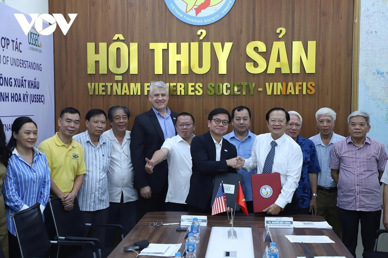 Lors de la cérémonie de signature de l'accord de coopération entre l’Association de la pêche du Vietnam (VINAFIS) et le Conseil d'exportation du soja des États-Unis (USSEC). Photo : VOV