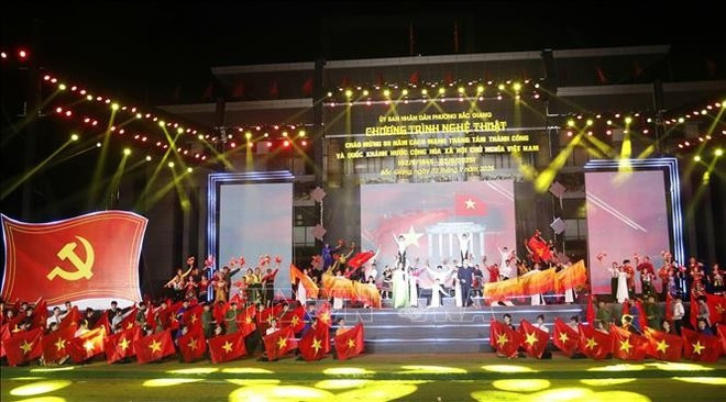 À Bac Ninh, un spectacle artistique spécial intitulé “Dáng hình đất nước – Rạng rỡ Việt Nam” (La forme du pays – Le Vietnam radieux) se déroule. Photo : VNA. À Bac Ninh, un spectacle artistique spécial intitulé “Dáng hình đất nước – Rạng rỡ Việt Nam” (La forme du pays – Le Vietnam radieux) se déroule. Photo : VNA.