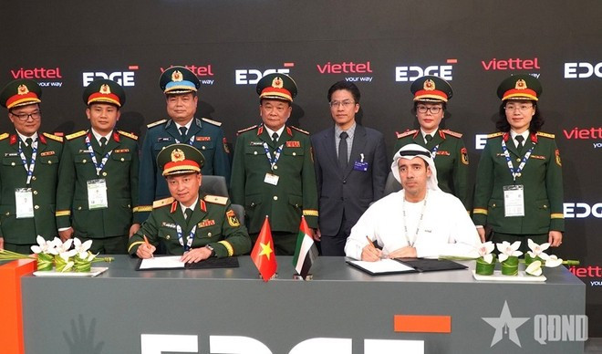 Le général de corps d’armée Hoang Xuan Chiên assiste à la cérémonie de signature d’un protocole d’accord (MoU) entre le Groupe de l’industrie et des télécommunications de l’Armée vietnamienne (Viettel) et le Groupe Edge des EAU. Photo: qdnd.vn