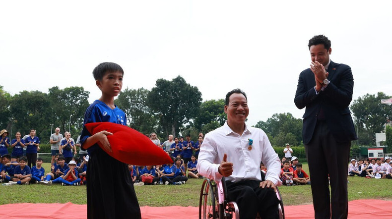 Remise de la Médaille d’Or du ministère français de la Jeunesse et des Sports au champion paralympique vietnamien Le Van Cong. Photo : VNA