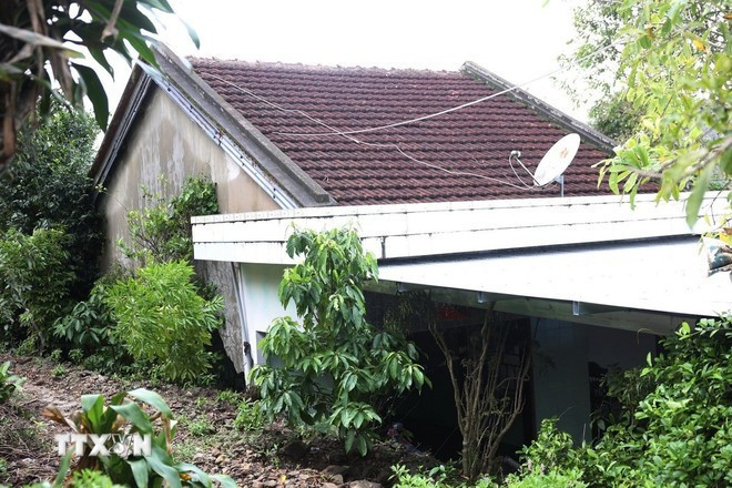 Des maisons se sont totalement effondrées. Photo : VNA