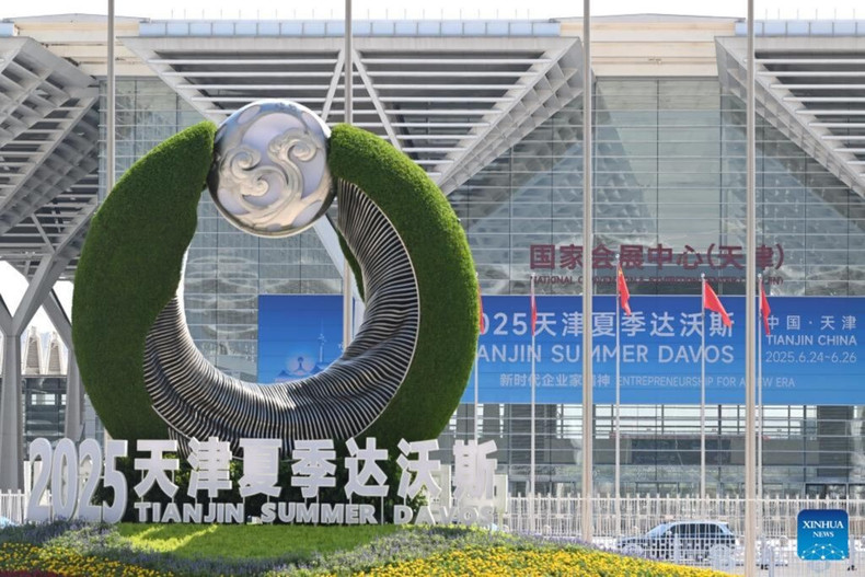 Cette année, la 16ᵉ édition de la Réunion annuelle des nouveaux champions (Annual Meeting of the New Champions) du Forum économique mondial (également appelée Forum d'été de Davos 2025) sera placée sous le thème « L'entrepreneuriat dans la nouvelle ère ». dav.jpg