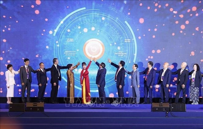 Le PM Pham Minh Chinh et les délégués lors de la cérémonie de lancement de « l'Alliance des fabricants du Vietnam ». Photo : VNA Le PM Pham Minh Chinh et les délégués lors de la cérémonie de lancement de « l'Alliance des fabricants du Vietnam ». Photo : VNA
