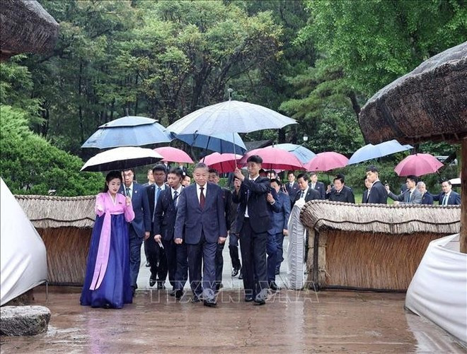 Le secrétaire général du Parti communiste du Vietnam (PCV), To Lam, visite Mangyongdae, la ville natale du président Kim Il Sung, le 10 octobre. (Photo : VNA) Le secrétaire général du Parti communiste du Vietnam (PCV), To Lam, visite Mangyongdae, la ville natale du président Kim Il Sung, le 10 octobre. (Photo : VNA)