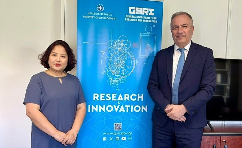 L'ambassadrice du Vietnam en Grèce, Pham Thi Thu Huong (à gauche), et Stavros Kalafatis, vice-ministre grec du Développement en charge de la recherche et de l'innovation. Photo : Ambassade du Vietnam en Grèce. hy.jpg