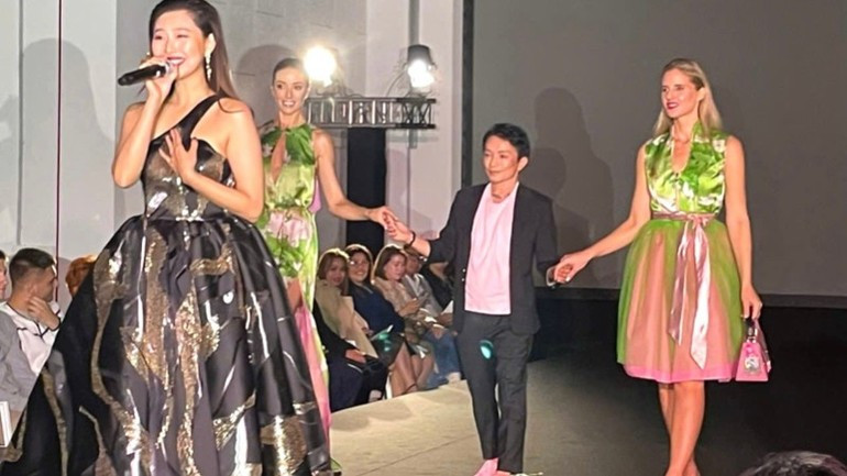 Lors de la fashion week de Paris printemps – été 2026, La Hong, créateur d’origine vietnamienne installé en Autriche, a affirmé sa renommée en intégrant l’áo dài (la tunique traditionnelle vietnamienne) dans le courant de la mode internationale. Lors de la fashion week de Paris printemps – été 2026, La Hong, créateur d’origine vietnamienne installé en Autriche, a affirmé sa renommée en intégrant l’áo dài (la tunique traditionnelle vietnamienne) dans le courant de la mode internationale.