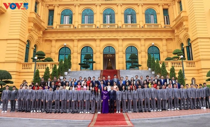 La vice-présidente de la République Vo Thi Anh Xuân aux côtés des jeunes talents. Photo: VOV